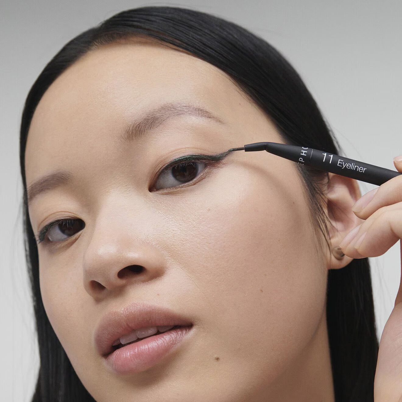 11 The Eyeliner Brush - Mistake-Proof Eye Application In Half The Time