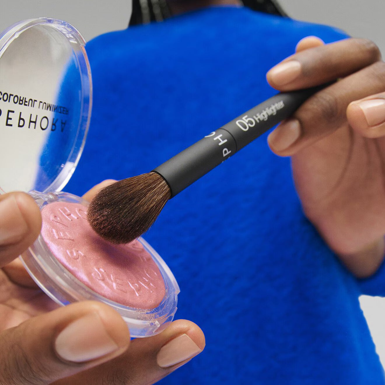05 The Highlighter Brush - Mistake-Proof Face Application In Half The Time
