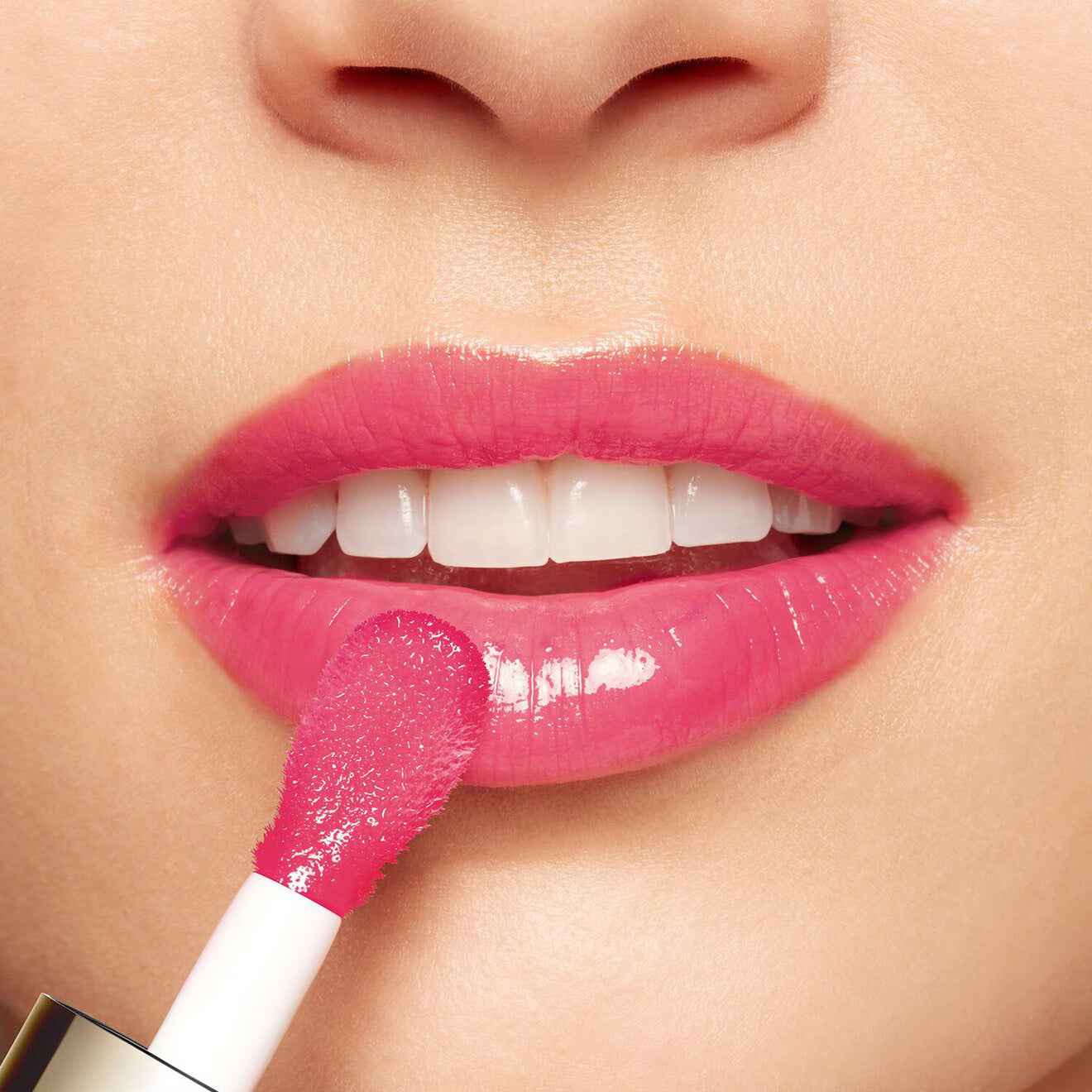 Lip Comfort Oil - Nourishing oil for shiny, enhanced lips.