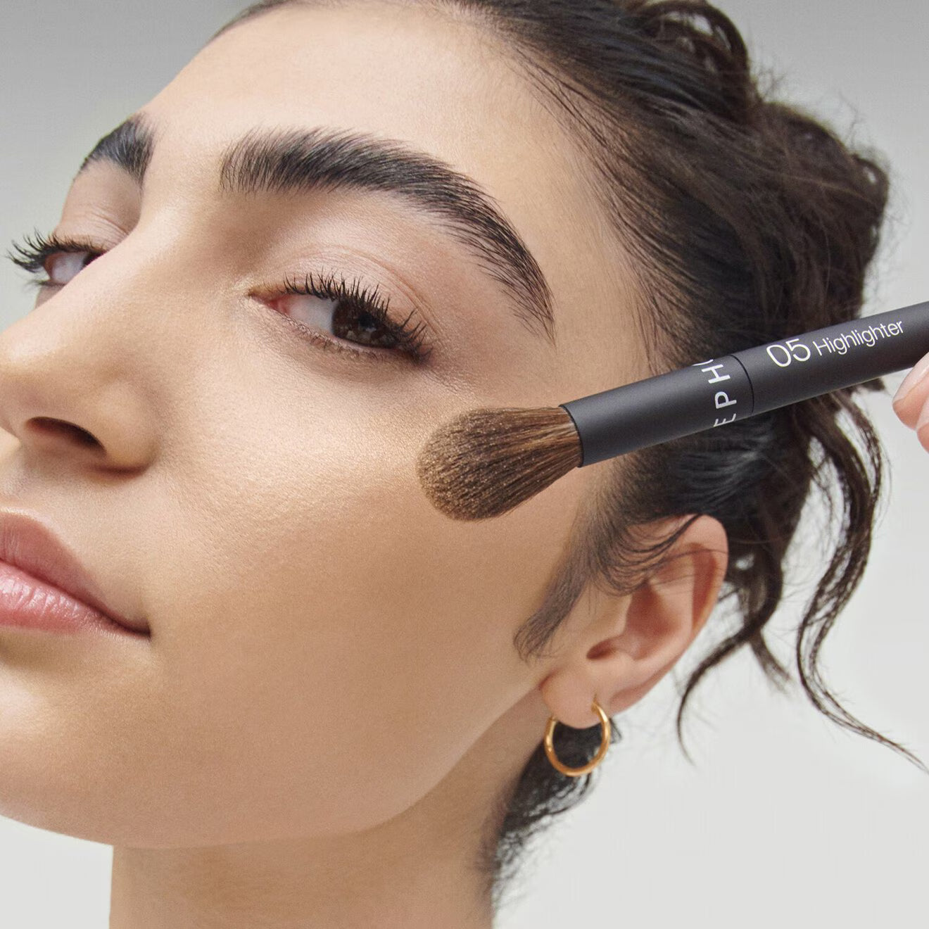 05 The Highlighter Brush - Mistake-Proof Face Application In Half The Time