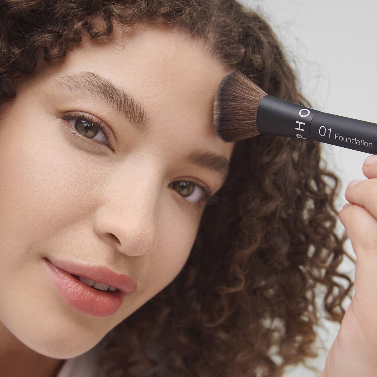 01 The Foundation Brush - Mistake-Proof Face Application In Half The Time