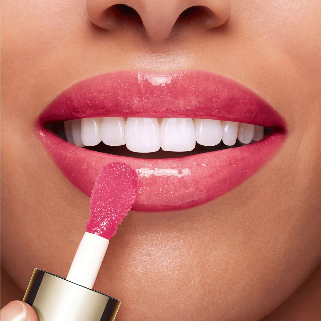 Lip Comfort Oil - Nourishing oil for shiny, enhanced lips.