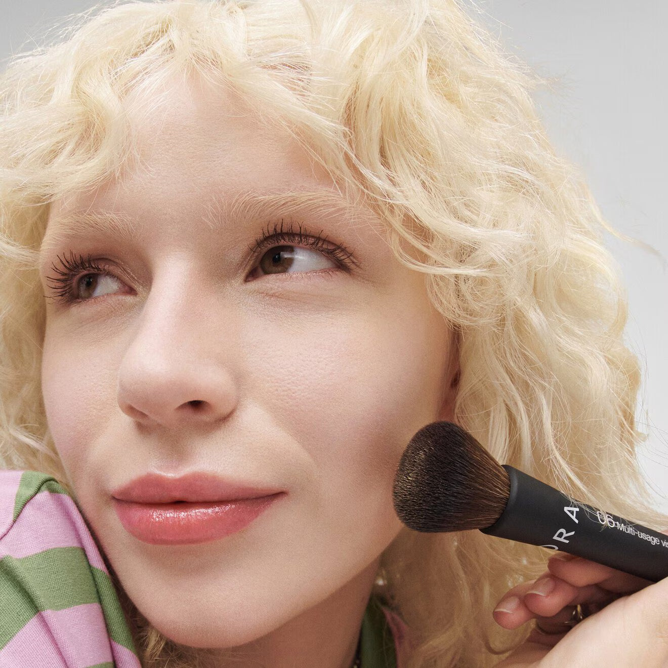 06 The Multitasker Face Brush - Mistake-Proof Face Application In Half The Time