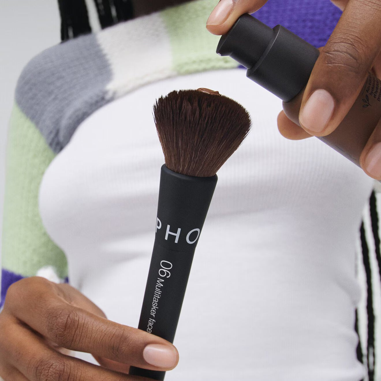 06 The Multitasker Face Brush - Mistake-Proof Face Application In Half The Time