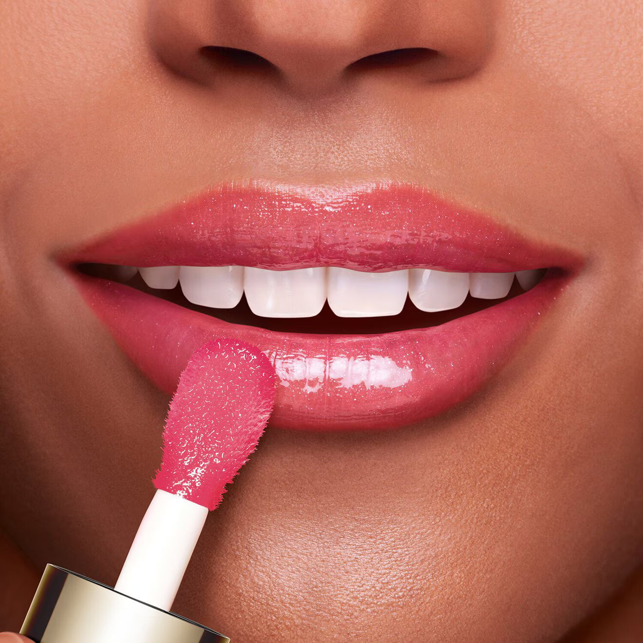 Lip Comfort Oil - Nourishing oil for shiny, enhanced lips.