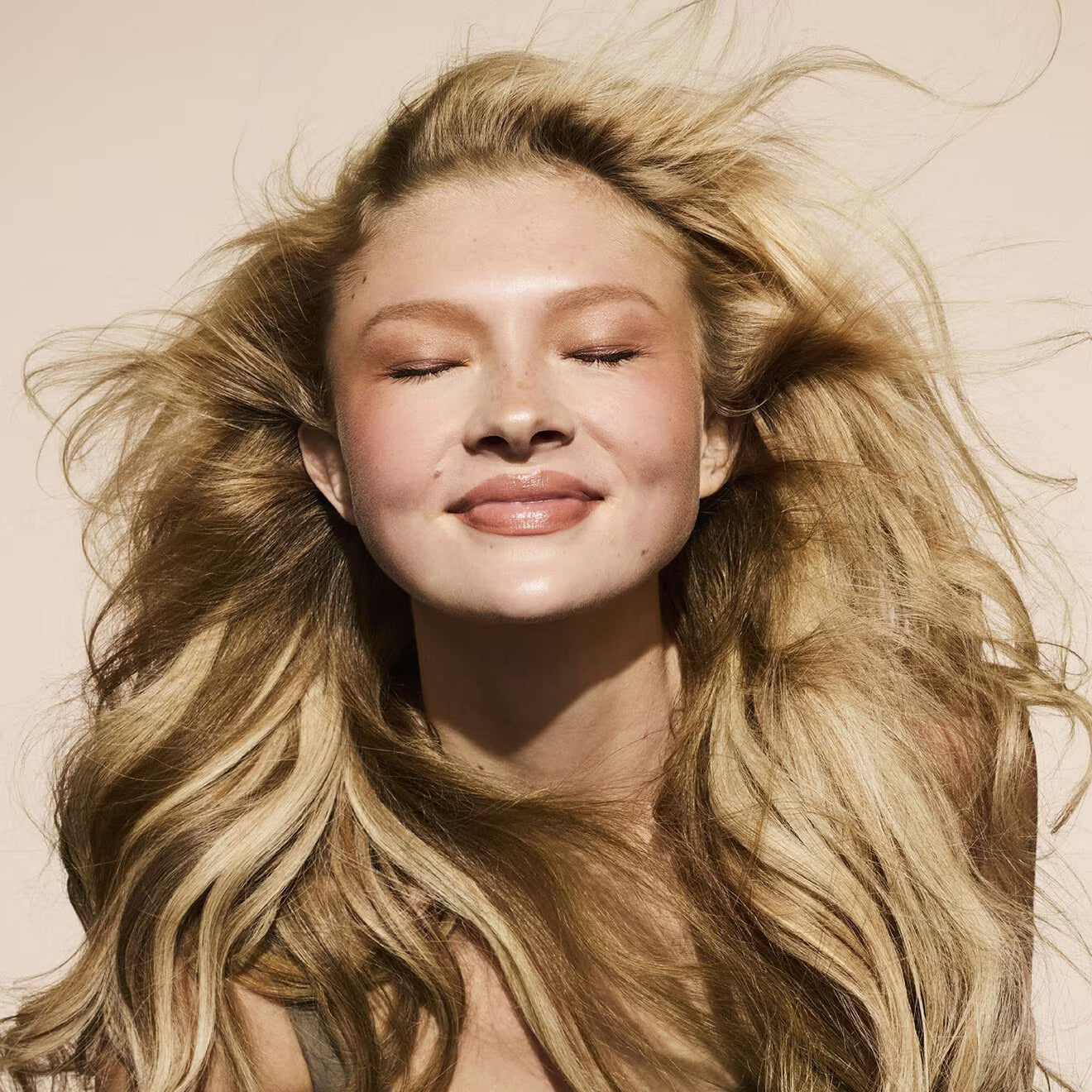 The Imposter Invisi-Boost Volumizing Dry Shampoo Powder