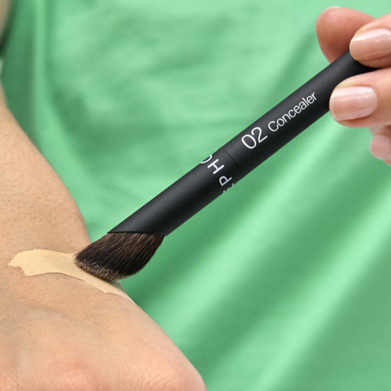 02 The Concealer Brush - Mistake-Proof Face Application In Half The Time