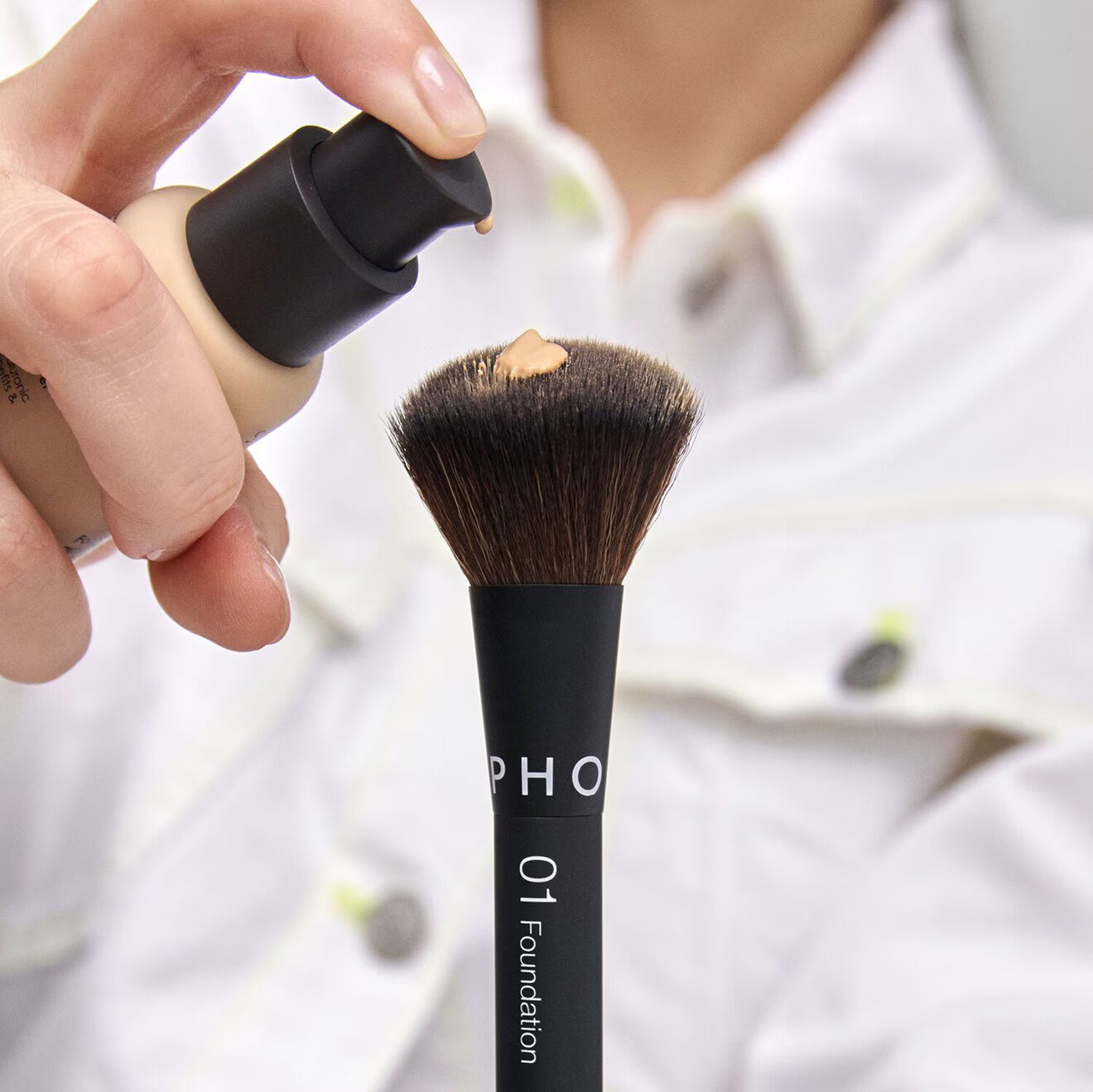 01 The Foundation Brush - Mistake-Proof Face Application In Half The Time